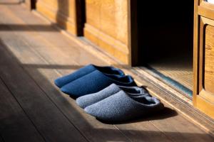 恵那市にあるNunome-ya - Stay with locals in Japanese Alps, Private 2nd-floor with 4 rooms & toilet, shared kitchen & bathroomの二足の靴下