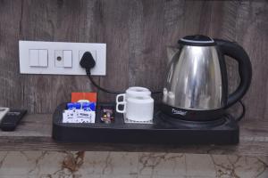 Una cafetera colocada encima de un mostrador en Hotel R S RESIDENCY, en Varanasi