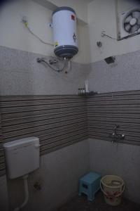 Koupelna v ubytování Hotel R S RESIDENCY + 23 fotografií