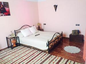 Postel nebo postele na pokoji v ubytování Chez Fouzia