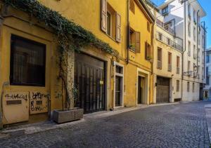 una calle vacía con un edificio amarillo en Casa Veronica dietro l'Arena, en Verona