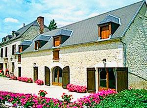 a building with pink flowers in front of it at Grange authentique en Quercy in Pinsac