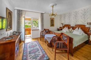 sypialnia z łóżkiem, stołem i krzesłami w obiekcie Boutique Hotel Szárcsa w Székesfehérvárze