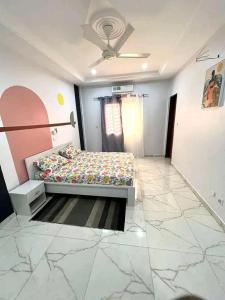 a bedroom with a bed in a room at Villa du bonheur in Ouagadougou