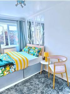 Postel nebo postele na pokoji v ubytování Zayd - Cozy Garden, Gunwharf Quays, Portsmouth Harbour Train Station, Close parking, Sleeps 1-8 Comfortably