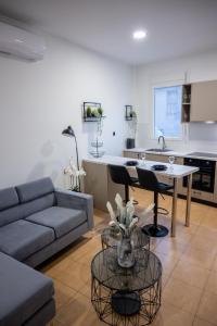 uma sala de estar com um sofá e uma mesa em Breezy Sea View Appartment em Chania