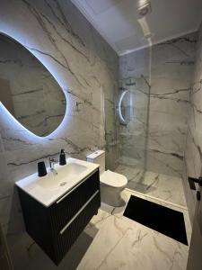 um banheiro com pia e vaso sanitário em Breezy Sea View Appartment em Chania mais 10 fotografias