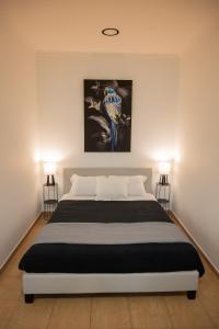 um quarto com uma cama grande com duas lâmpadas em Breezy Sea View Appartment em Chania