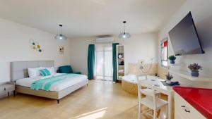 um quarto com uma cama e uma escrivaninha em סוויטות טיפאני של רשת לב הגולן - וילה וסוויטות עם בריכות מחוממות פרטיות מחוממות ומקורות em Had Nes