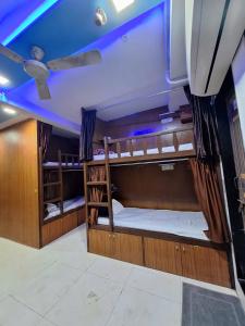 Voodi või voodid majutusasutuse Neon Nest Dormitory Suits Asalpha Metro toas