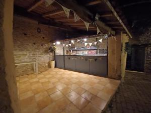 ChaunayWisteria Cottage at Gites de la Vienne的大楼里一个空房间,有柜台