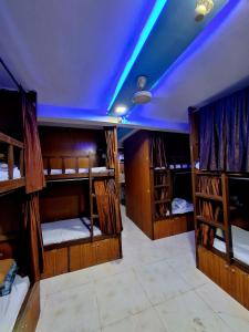 Voodi või voodid majutusasutuse Neon Nest Dormitory Suits Asalpha Metro toas