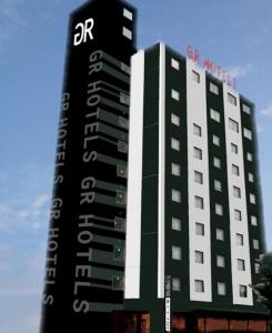 um edifício preto e branco com um cartaz em GR Hotel Ginzadori em Kumamoto