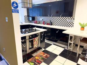 Kuchyň nebo kuchyňský kout v ubytování Zayd - Cozy Garden, Gunwharf Quays, Portsmouth Harbour Train Station, Close parking, Sleeps 1-8 Comfortably