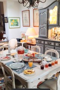 a table with food on it in a room at L Heure Bleue in Wezembeek-Oppem +13 photos