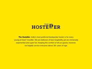 un cartello giallo con le parole del proprietario di The Hosteller Goa, Anjuna ad Arpora