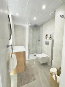 une salle de bains avec toilettes, lavabo et douche dans l'établissement Casa Levante Calpe - Beachfront, 2 pools, sea view, à Calp 10 autres photos