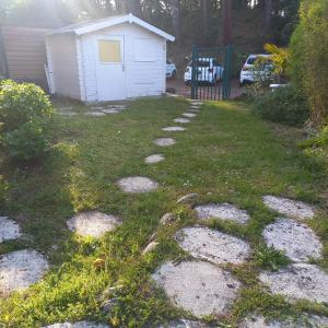 a yard with stepping stones in the grass at Villa patio Seignosse in Seignosse +1 photo