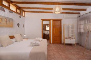 a bedroom with a large white bed in a room at Redondo de Guayedra in Guayedra