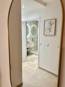 Un baño de Studio de LUXE Portes de Monaco - Vue MER - Piscine - Wifi