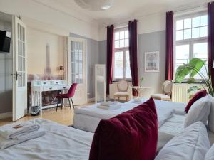a bedroom with two beds and a desk in it at Charysma - Jugendstil trifft Moderne, Schlafzimmer mit Smart-TV, Tischfussball, Darts, Parkplatz in Hameln