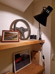 una mensola con volante, quadro e lampada; di Garage de l'Hôtel a Clermont-Ferrand