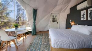 Una cama o camas en una habitación de Nature and Luxury Combined at this Pet-Friendly Glamping Geodome in Wimberley, TX 41 fotos más