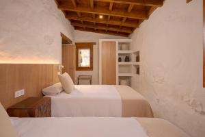 a bedroom with two beds in a room at Redondo de Guayedra in Guayedra