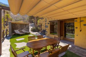 a patio with a wooden table and chairs at Redondo de Guayedra in Guayedra