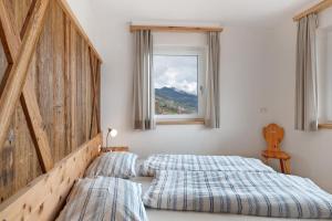 A bed or beds in a room at Haus Pferscher