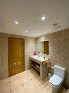 a bathroom with a toilet and a sink at Casa Rural Roa in Casinos +35 photos