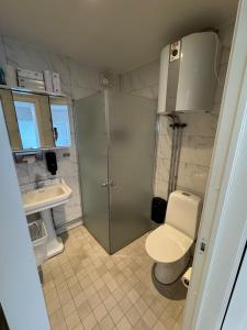 ein Badezimmer mit Toilette und Waschbecken in der Unterkunft Studio 20 in Malmö + 17 Fotos