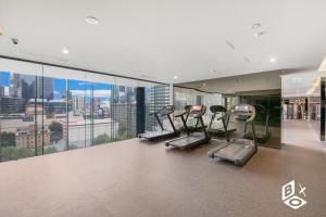 una palestra con macchinari per il cardio-fitness in un edificio di REST Melbourne Central Apartment a Melbourne