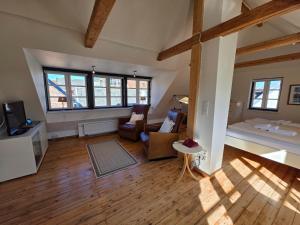 a large living room with a bed and a couch at Kaeptn Hinnerk in Wyk auf Föhr