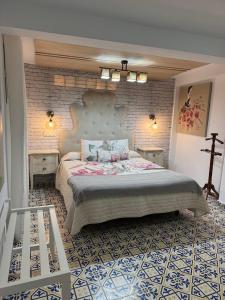 A bed or beds in a room at Vivienda Rural Rio Cerezuelo