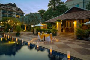 Bazén v ubytování Angkor Miracle Resort & Spa nebo v jeho okolí