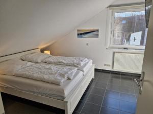 ein Schlafzimmer mit einem Bett und einem Fenster in der Unterkunft Urlauberdorf Haus 31d in Boltenhagen