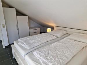 Ein Bett oder Betten in einem Zimmer der Unterkunft Urlauberdorf Haus 31d