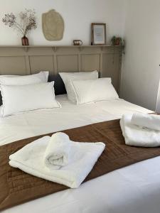 two beds with towels sitting on top of them at Appartement T1 Côté jardin à Thionville in Thionville