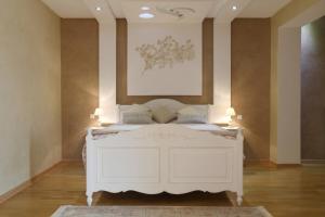 a white bed in a room with two lamps at Splendide Villa 5 chambres de luxe PRIVATISEE avec Cuisinière - Piscine chauffée - Jacuzzi & Hammam in Had Abdallah Rhiat +43 photos