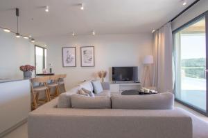 ein Wohnzimmer mit Sofa und Tisch in der Unterkunft Villa Lume Nea Skioni by Halkidiki Villas in Nea Skioni