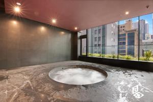 una camera con una grande vasca nel mezzo di un edificio di REST Melbourne Central Apartment a Melbourne Altre 19 foto