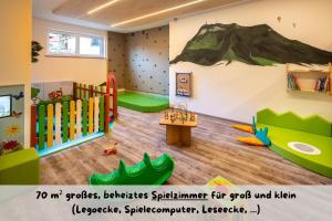 ein Kinderspielzimmer mit einem Wandbild an der Wand in der Unterkunft Ferienhof Matthias Herz in Rettenberg