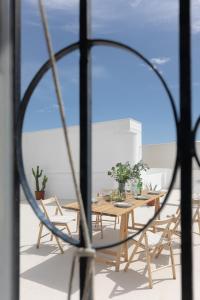 una ventana con vistas a una mesa y sillas en Comeback LA BOHEME, en Salobreña
