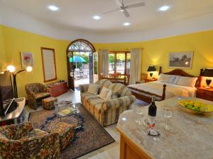 una camera d'albergo con letto e soggiorno di Apartments on Fiedler a Tanunda
