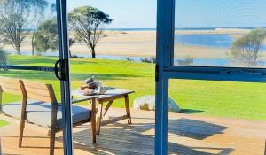 斯卡曼德鹈鹕金沙斯卡曼德汽车旅馆的门廊上的桌子和椅子,窗户