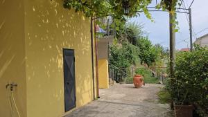 MarzanoにあるCASA DEL PAVONE - Capometaの黄色の建物 +1枚の写真