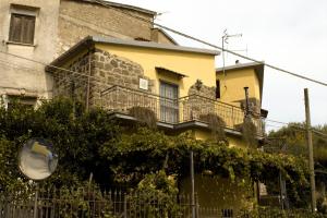 MarzanoにあるCASA DEL PAVONE - Capometaの黄色の家(バルコニー付)