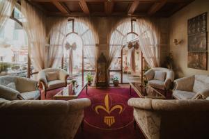 Istumisnurk majutusasutuses Historic Boutique Hotel Cattaro