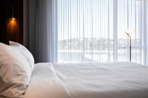 Postel nebo postele na pokoji v ubytování Hotel Chicoutimi, affilié à Hyvi